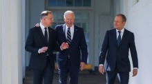 Der polnische Präsident Duda und Premierminister Tusk treffen sich mit Präsident Biden im Weißen Haus. Foto: epa/Jakub Szymczuk