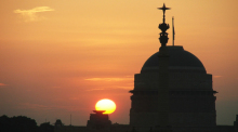 Sonnenuntergang neben dem Parlamentsgebäude in Neu-Delhi. Foto: Pixabay/Maruthu Pandiyan