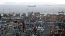 Container werden im Tiefseehafen Laem Chabang für den Export verladen. Die Ausfuhren legten im Mai um 10,6 Prozent zu. Foto: epa/Rungroj Yongrit