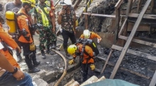 Nach einer Explosion in einem Kohlebergwerk in Sawahlunto, West-Sumatra, wurden mindestens neun Arbeiter getötet und zwei verletzt. Foto: epa/Basarnas Handout Handout Editorial Use Only