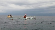 Das gekenterte Speedboot trieb nahe Koh Kram Noi im Meer, bis die Rettungskräfte eintrafen. Bild: TMN.TV