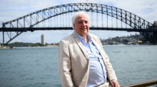 r Milliardär Clive Palmers posiert für ein Bild mit der Sydney Harbour Bridge im Hintergrund, nachdem er eine Ankündigung bezüglich der Titanic II gemacht hat. Foto: Bianca De Marchi/Aap/dpa