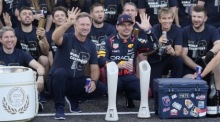 Teamleiter Christian Horner (C-L) von Red Bull Racing und der niederländische Formel-1-Fahrer Max Verstappen (C-R) von Red Bull. Foto: epa/Franck Robichon