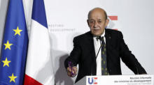 Der französische Außenminister Jean-Yves Le Drian nimmt an einer Pressekonferenz teil. Foto: epa/Guillaume Horcajuelo