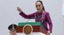 Claudia Sheinbaum spricht bei einer Veranstaltung zum zweiten Jahrestag ihres Wahlsiegs in Mexiko-Stadt. Foto: EPA/Isaac Esquivel