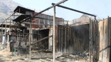 Menschen begutachten einen zerstörten Markt nahe der Grenze bei Torkham nach mutmaßlichen pakistanischen Luftangriffen. Foto: epa/Stringe