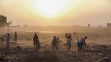 Bewohner reinigen ein Gelände von Abfällen in Sokoto im Nordwesten Nigerias. Die Stadt nahe der Grenze zu Niger zählt mehr als 400.000 Einwohner. Foto: EPA/Emmanuel Adegboye