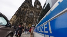 Ein Polizeifahrzeug ist am Kölner Dom zu sehen. Foto: EPA-EFE/Christopher Neundorf