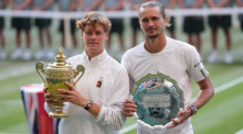 Grand Slam/ATP-Tour - Wimbledon, Einzel, Männer, Finale. Sinner (Italien) - Zverev (Deutschland). Sieger Jannik Sinner (l) und Finalist Alexander Zverev halten ihre Trophäen. Foto: Kirsty Wigglesworth/Ap/dpa