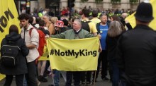 Eine Polizistin (R) beobachtet Mitglieder der Anti-Monarchie-Gruppe Republic, die am Tag der Krönung des britischen Königs Charles III. in London protestieren. Foto: epa/Cathal Mcnaughton