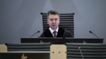Richter Jon Sverdrup Efjestad verkündet in Oslo das Urteil gegen Marius Borg Høiby. Der Sohn der norwegischen Kronprinzessin wurde zu vier Jahren Haft verurteilt. Foto: Stian Lysberg Solum/Ntb/dpa