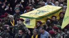 Fans der libanesischen militanten Gruppe Hisbollah und Angehörige nehmen an der Beerdigung des Hisbollah-Kämpfers Ali Rmeity teil. Foto: epa/Wael Hamzeh