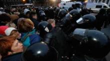 Russische Polizisten nehmen einen Teilnehmer einer nicht genehmigten Demonstration gegen die Teilmobilisierung aufgrund des Konflikts in der Ukraine fest. Foto: epa/Anatoly Maltsev