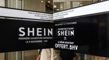 Eröffnungsaktionen im neuen Shein-Store in Paris: Trotz Protesten und einer Petition mit 110.000 Unterschriften strömen Kunden ins BHV. Foto: epa/Teresa Suarez