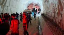 Nach dem Gerüsteinsturz im Doi-Luang-Tunnel untersuchten Einsatzkräfte und Verantwortliche die Unglücksstelle. Bild: State Railway of Thailand