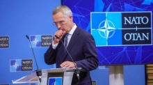 NATO-Generalsekretär Jens Stoltenberg spricht nach dem NATO-Verteidigungsministerrat am Sitz der Allianz in Brüssel zur Presse. Foto: epa/Olivier Matthys