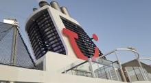Der Schornstein eines Kreuzfahrtschiffs von TUI Cruises steht symbolisch für die Rückkehr der Flotte auf internationale Routen. Foto: Rüegsegger