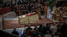 Der Leichnam des verstorbenen Papst Benedikt XVI. liegt im Petersdom aufgebahrt. Benedikt XVI. Der emeritierte Pontifex starb am Samstagmorgen im Kloster Mater Ecclesiae im Vatikan. Foto: Michael Kappeler/dpa