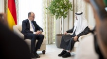 Bundeskanzler Friedrich Merz trifft in Abu Dhabi den Präsidenten der Vereinigten Arabischen Emirate, Sheikh Mohamed bin Zayed Al Nahyan. Foto: EPA/Mohamed Al Hammadi/uae Presidential Court Handout