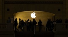 Leute laufen an einem Logo in einem Apple Store in New York vorbei. Foto: epa/Justin Lane