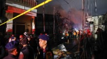 Feuerwehr und Rettungskräfte inspizieren ein verbranntes Wohngebiet nach einem Brand in einem Treibstofflager in Jakarta. Foto: epa/Mast Irham