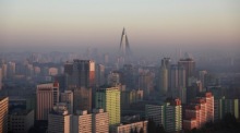 Morgendlicher Nebel liegt über den Gebäuden am Taedong-Fluss in Pjöngjang – Alltag in Nordkoreas Hauptstadt. Foto: epa/How Hwee Young