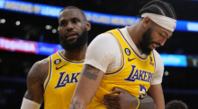 LeBron James (l) von Los Angeles Lakers umarmt seinen Teamkollegen Anthony Davis während der zweiten Halbzeit. Foto: Ashley Landis/Ap/dpa
