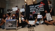 Demonstration vor der deutschen Botschaft in Tel Aviv. Foto: epa/Atef Safadi