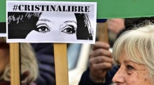 Vor dem Haus von Ex-Präsidentin Cristina Fernandez protestieren Menschen gegen eine mögliche Hausarrestregelung nach ihrer Verurteilung. Foto: epa/Matias Martin Campaya