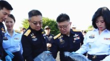 Bild 1: Zollbeamte prüfen die zwischen Bettwaren versteckten Cannabis-Pakete nach der Sicherstellung im Hafen Laem Chabang. Foto: Customs Department