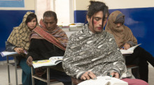 Transgender-Personen beim Unterricht in der Schule. Foto: Murtaz Ali/dpa