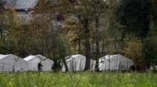 Die Zelte der Bundesbetreuungsstelle für Asylwerber in Thalham dienen als provisorisches Aufnahmezentrum für Migranten. Foto: epa/Christian Bruna