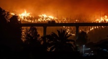 Ein Waldbrand erfasst Wohnhäuser in Penco. In mehreren Feuern im Süden Chile kamen mindestens 16 Menschen ums Leben. Foto: epa/Pablo Hidalgo