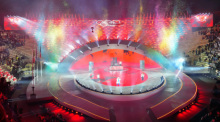 Künstler treten in der Verona Olympic Arena bei der Schlussfeier der Winterspiele Mailand-Cortina 2026 unter dem Motto «Beauty in Action» auf. Foto: Michael Kappeler/dpa