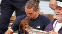 Alexander Zverev konzentriert beim Ballwechsel im Drittrundenspiel der Italian Open. Foto: epa/Fabio Frustaci