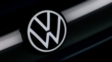 Ein Volkswagen-Logo auf einer Automobilausstellung in Berlin. Der Autobauer treibt seinen angekündigten Stellenabbau in Deutschland voran. Foto: Hannibal Hanschke/epa