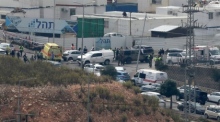 Israelische Sicherheitskräfte kontrollieren den Ort eines Messerangriffs in der Nähe der jüdischen Siedlung Elkana im Westjordanland, südlich der Stadt Nablus. Foto: epa/Alaa Badarneh