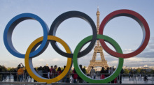 Die Olympischen Ringe 2017 in Paris vor dem Eiffelturm. Bisher wurden 6,8 Millionen Tickets verkauft. Foto: Michel Euler/Ap/dpa