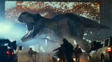 Ein Tyrannosaurus Rex in einer Szene des Films "Jurassic World: Ein neues Zeitalter" (undatierte Filmszene). Foto: Universal Pictures/Amblin En/dpa
