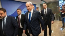 Israelischer Ministerpräsident Benjamin Netanjahu (C) trifft zu einer wöchentlichen Kabinettssitzung in Jerusalem ein. Foto: epa/Ohad Zwigenberg