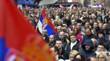 Serbische Bürger protestieren in Nord-Mitrovica gegen die Entscheidung der kosovarischen Zentralbank, Bargeldtransaktionen nur noch in Euro zuzulassen. Foto: epa/Georgi Licovski