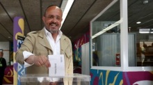 Der PP-Kandidat für die katalanischen Regionalwahlen, Alejandro Fernandez, gibt seine Stimme in einem Wahllokal in Tarragona ab. Foto: epa/Quique Garcia