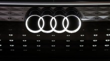 Das Logo des deutschen Automobilherstellers Audi ist während der Eröffnung des Brüsseler Autosalons 2023 auf dem Messegelände zu sehen. Foto: EPA/Stephanie Lecocq