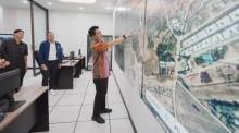 Pattayas Bürgermeister Poramet Ngampichet verfolgt im Einsatzzentrum die Entwicklung des neuen intelligenten Wassermanagementsystems der Stadt. Bild: TMN.TV