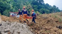(BFP) zeigt Rettungskräfte bei der Fortsetzung einer Suchaktion in einem von einem Erdrutsch betroffenen Dorf in der Stadt Maco. Foto: epa/Bureau Of Fire Protection Handout
