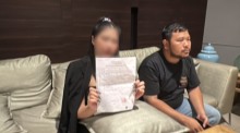 Die Betroffene zeigt die bei der Polizei erstattete Anzeige. Rechts sitzt ein Reporter während des Gesprächs. Bild: TMN.TV