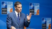 Der spanische Ministerpräsident Pedro Sánchez während einer Pressekonferenz nach dem NATO-Gipfel. Foto: epa/Koen Van Weel