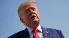 US-Präsident Donald Trump spricht auf der Joint Base Andrews mit Journalisten, bevor er an Bord der Air Force One geht. Foto: Julia Demaree Nikhinson/Ap/dpa