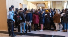 Juristen und Teilnehmer stehen Schlange, um den provisorischen Gerichtssaal während der Urteilsverkündung im Prozess um den LKW-Anschlag von Nizza zu betreten. Foto: epa/Christophe Petit Tesson