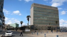Gebäude der US-Interessenvertretung in Havanna. Die diplomatische Vertretung spielt eine wichtige Rolle in den Beziehungen zwischen Kuba und den USA Foto: epa/Archiv